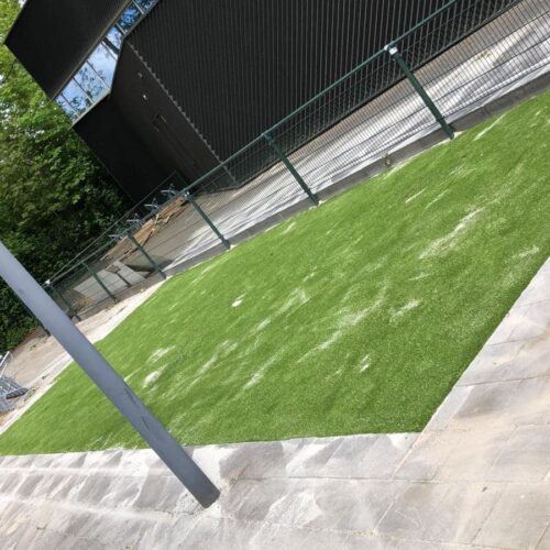 Kunstgras speelvloeren 88 De aanleg van een kunstgrasveldje in Lewenborg Groningen. Ook hier gaan we een fraaie pannakooi omheen plaatsen.